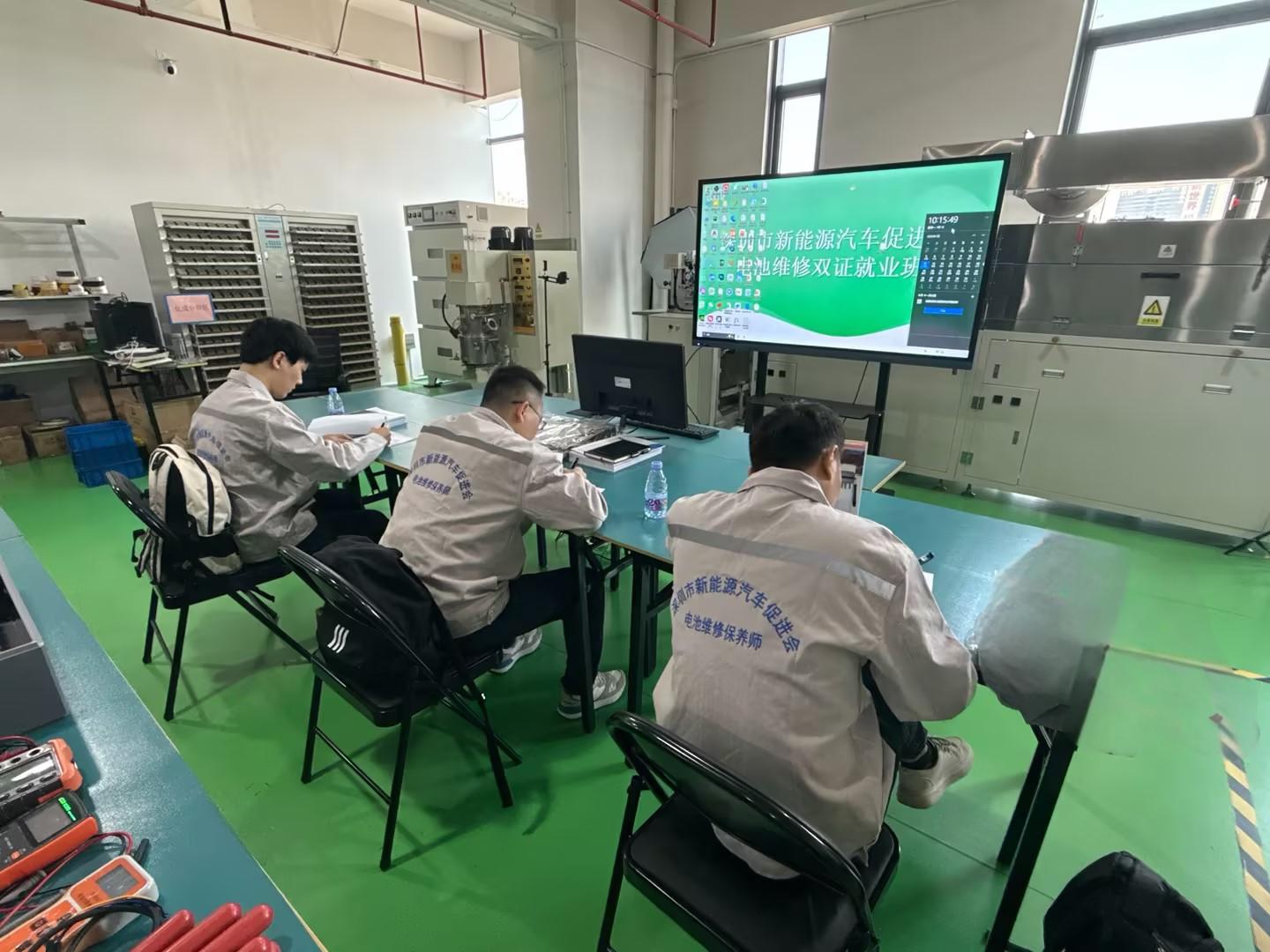 <b>30�켯ѵ������Ȩ��֤�飬��һ�Żƽ���ҵ�볡ȯ</b>